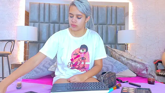 AlanaHouston online show from 10, 4, 2026