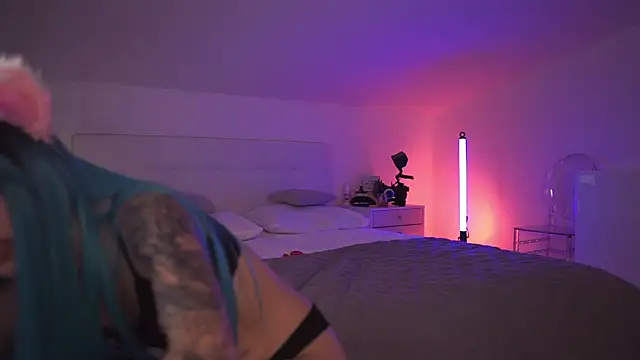 Sarah Pink online show from 21, 3, 2025