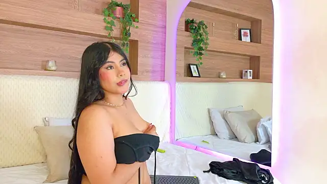 Snapshot of VioletBloomm chatting on 5, 3, 2026 VioletBloomm online show from 5, 3, 2026