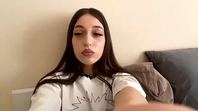 Snapshot of CutieWorm chatting on 1, 2, 2026 CutieWorm online show from 1, 2, 2026