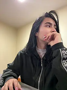 Sara Fernandez  online show from 15, 4, 2026