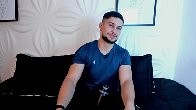 Snapshot of valenssio_moretti chatting on 5, 5, 2026 valenssio moretti online show from 5, 5, 2026