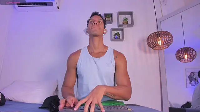 Snapshot of Royland_Vega chatting on 3, 3, 2026 Royland Vega online show from 3, 3, 2026