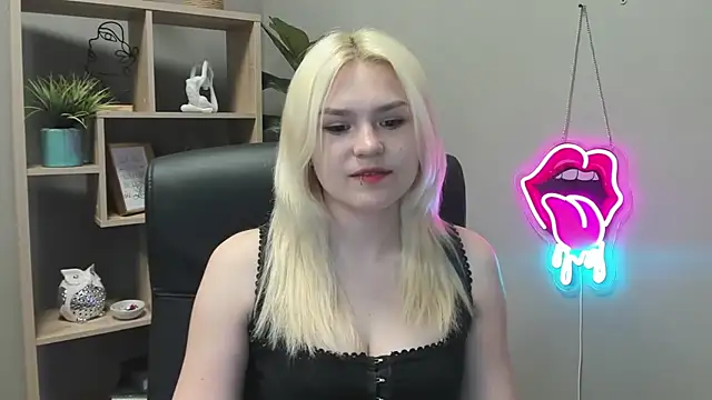 Snapshot of SweetLilyxo chatting on 8, 5, 2026 SweetLilyxo online show from 8, 5, 2026