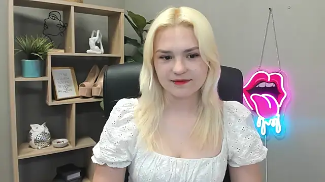 Snapshot of SweetLilyxo chatting on 13, 5, 2026 SweetLilyxo online show from 13, 5, 2026