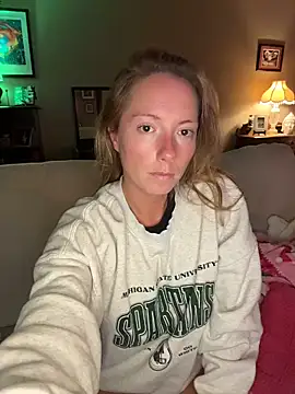 Snapshot of mooviebaby chatting on 28, 5, 2026 mooviebaby online show from 28, 5, 2026
