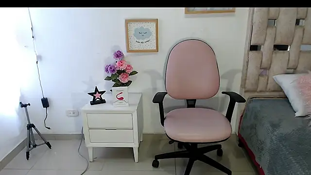 Aantoniaa brown27 online show from 25, 2, 2026