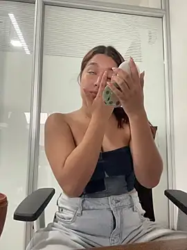 Snapshot of Emily_Harpeer chatting on 26, 3, 2026 Emily Harpeer online show from 26, 3, 2026