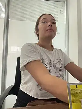 Snapshot of Emily_Harpeer chatting on 6, 4, 2026 Emily Harpeer online show from 6, 4, 2026