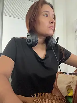 Snapshot of Emily_Harpeer chatting on 8, 4, 2026 Emily Harpeer online show from 8, 4, 2026