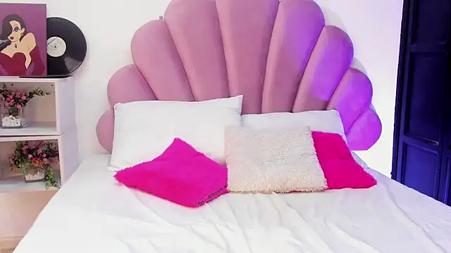 afroditaevans  online show from 7, 4, 2026