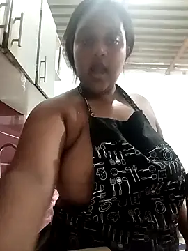 PerlaCurvasgrandes online show from 9, 3, 2026