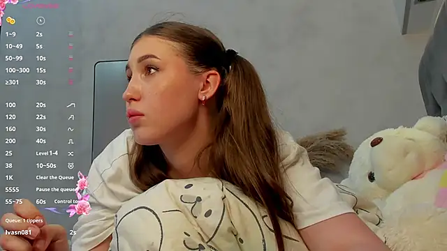 Snapshot of Emily_Lews chatting on 27, 6, 2026 Emily Lews online show from 27, 6, 2026