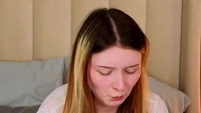 Snapshot of AlyssFrost chatting on 7, 7, 2026 AlyssFrost online show from 7, 7, 2026