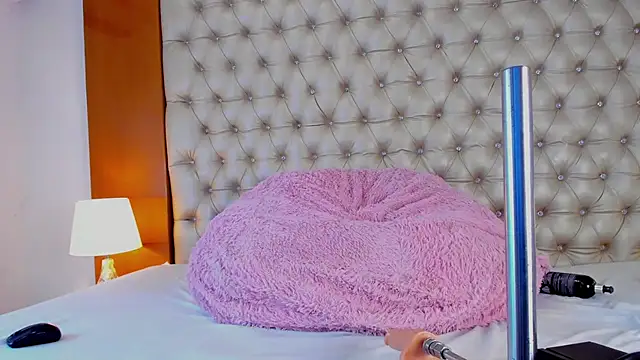 Snapshot of IsabellaaLux_ chatting on 7, 5, 2026 IsabellaaLux online show from 7, 5, 2026