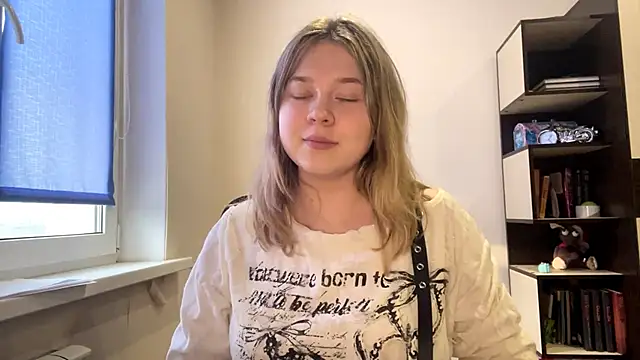 TomikoPfau online show from 13, 4, 2026