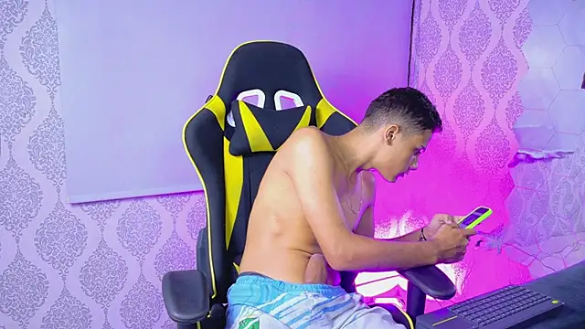 Snapshot of Luxury_boys chatting on 11, 4, 2026 Luxury boys online show from 11, 4, 2026