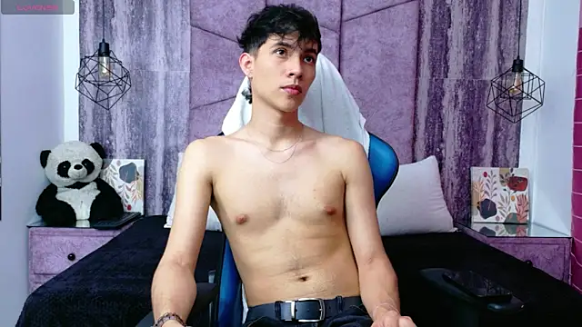 Snapshot of AronTawers chatting on 2, 6, 2026 AronTawers online show from 2, 6, 2026