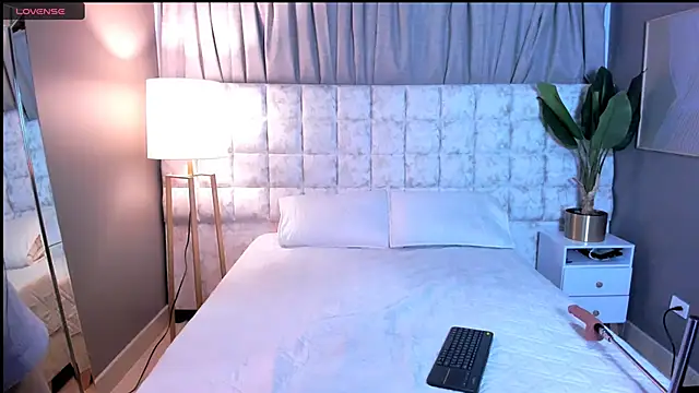Snapshot of Samantha_Velle chatting on 24, 4, 2026 Samantha Velle online show from 24, 4, 2026