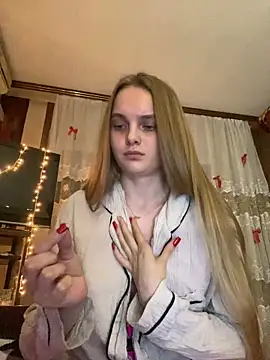 Snapshot of LunaVey chatting on 5, 6, 2026 LunaVey online show from 5, 6, 2026