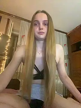 Snapshot of LunaVey chatting on 3, 7, 2026 LunaVey online show from 3, 7, 2026