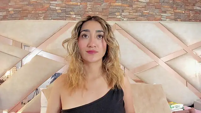 Snapshot of lucy_davies chatting on 1, 6, 2026 lucy davies online show from 1, 6, 2026