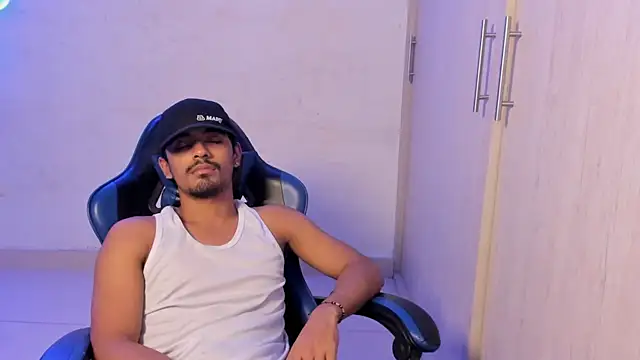 jossi12345j online show from 15, 4, 2026