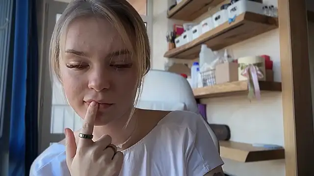 cyberl0ve  online show from 12, 4, 2026