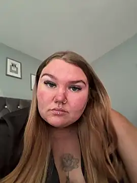 Snapshot of BeeMay22 chatting on 8, 5, 2026 BeeMay22 online show from 8, 5, 2026