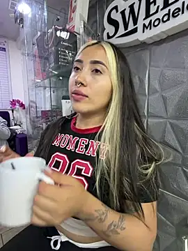 Snapshot of ManuelaVeeleez chatting on 4, 7, 2026 ManuelaVeeleez online show from 4, 7, 2026