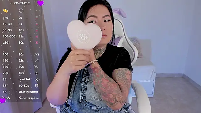 Snapshot of heeyy_kitty chatting on 1, 4, 2026 heeyy kitty online show from 1, 4, 2026