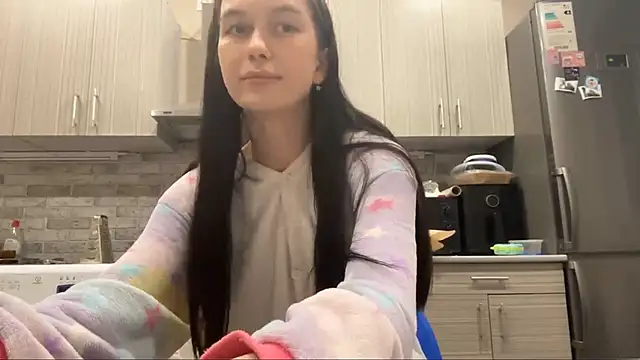 LaraDraggoo online show from 13, 3, 2026