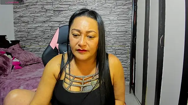Milf Julianna online show from 13, 5, 2026