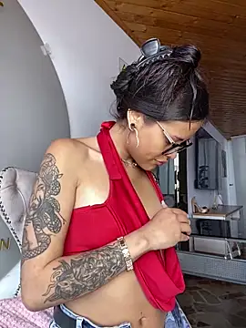 Cloe pink1 online show from 25, 3, 2026