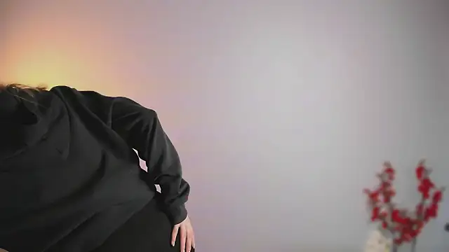 August female online show from 25, 3, 2026