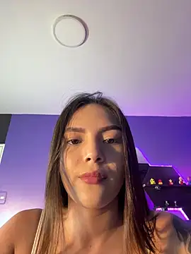 Adalyn Cute online show from 13, 4, 2026