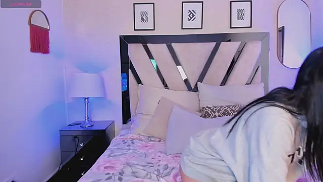 Violettaa Stone online show from 22, 4, 2026