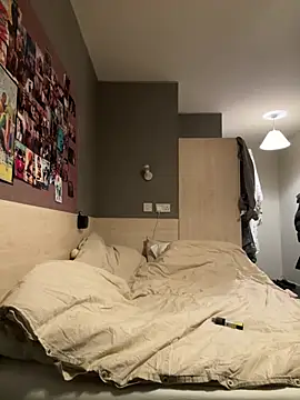 Halligirl online show from 4, 4, 2026