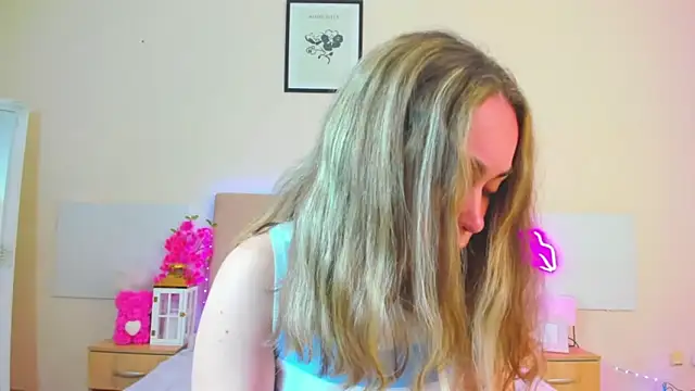 Snapshot of MelanieCuty chatting on 4, 5, 2026 MelanieCuty online show from 4, 5, 2026