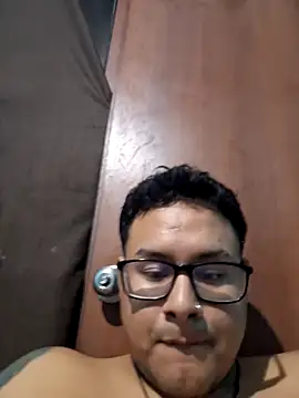 Snapshot of renzohottt chatting on 6, 4, 2026 renzohottt online show from 6, 4, 2026