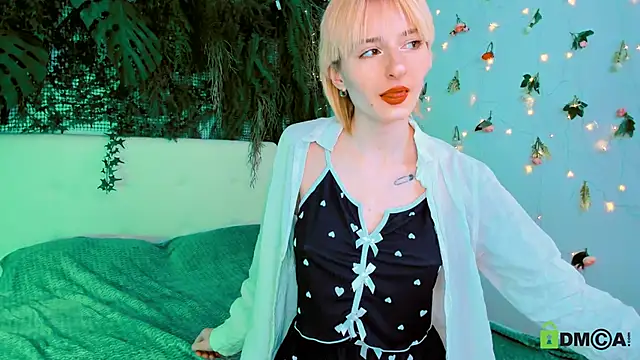 Snapshot of Kira__Cutie chatting on 3, 5, 2026 Kira Cutie online show from 3, 5, 2026