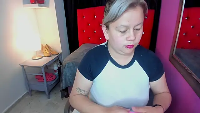 ScarletBigTitties online show from 17, 4, 2026