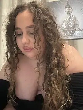 Snapshot of CurlyMaddie chatting on 6, 4, 2026 CurlyMaddie online show from 6, 4, 2026