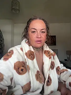 PrettyLittleCee online show from 26, 3, 2026