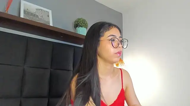 Snapshot of sofi_alix chatting on 5, 4, 2026 sofi alix online show from 5, 4, 2026