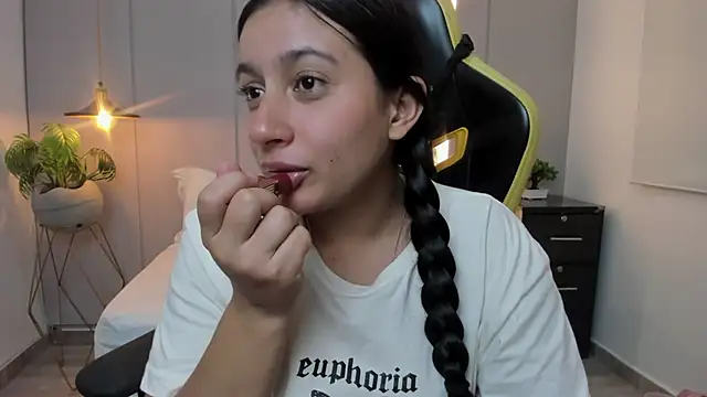 kira relish online show from 6, 6, 2026