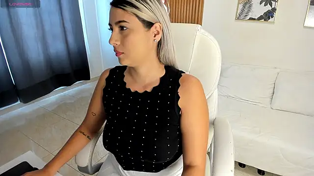 Snapshot of shadixa_Luxxx chatting on 7, 4, 2026 shadixa Luxxx online show from 7, 4, 2026