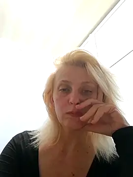MiaLove183 online show from 17, 6, 2026