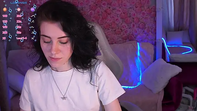 Snapshot of CurleyBlueEyes chatting on 1, 4, 2026 CurleyBlueEyes online show from 1, 4, 2026