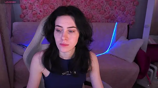 Snapshot of CurleyBlueEyes chatting on 8, 4, 2026 CurleyBlueEyes online show from 8, 4, 2026